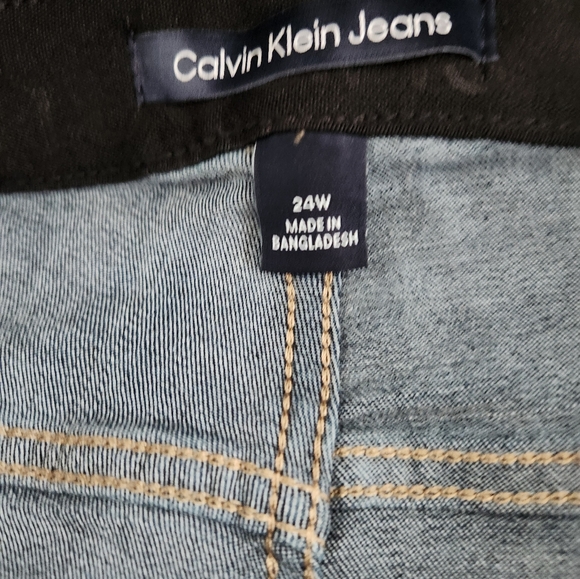 NWT Calvin Klein plus size Jean Shorts. Size 24 W. Dark blue denim - Picture 8 of 9